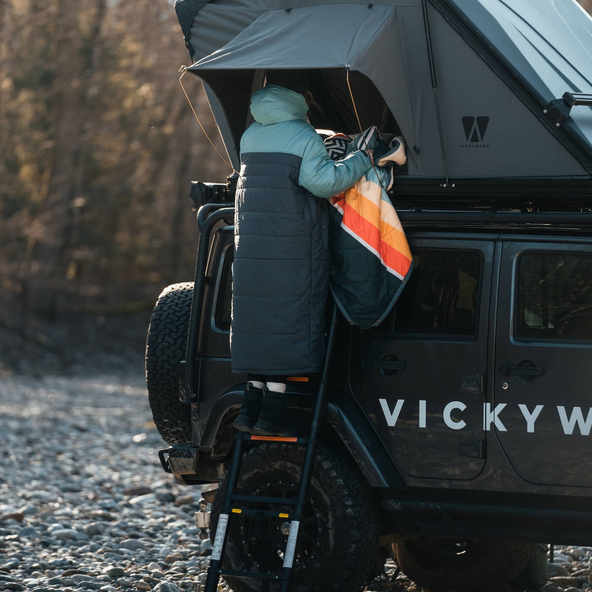 VOITED Premium Slumber Jacket for Camping, Vanlife & Indoor - Arcticblue / Graphite / Dustysand